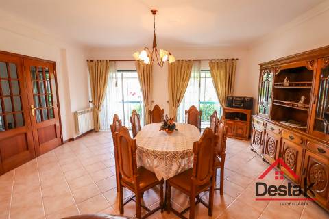 Moradia Geminada V4 – Conforto, Espaço e Tranquilidade a Minutos da Cidade!