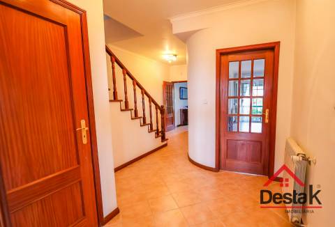 Moradia Geminada V4 – Conforto, Espaço e Tranquilidade a Minutos da Cidade!