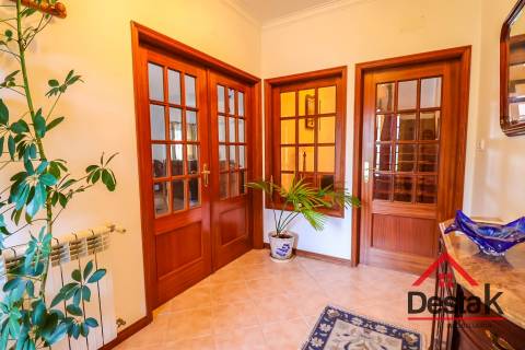 Moradia Geminada V4 – Conforto, Espaço e Tranquilidade a Minutos da Cidade!