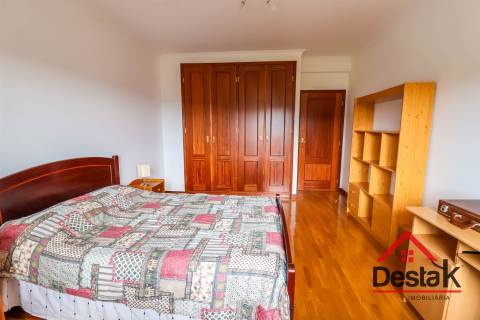 Moradia Geminada V4 – Conforto, Espaço e Tranquilidade a Minutos da Cidade!