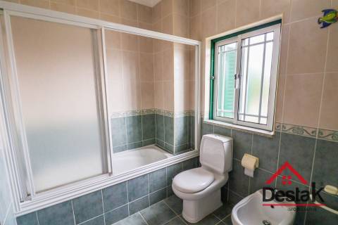 Moradia Geminada V4 – Conforto, Espaço e Tranquilidade a Minutos da Cidade!