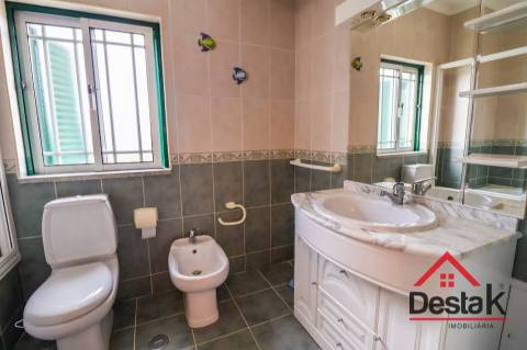 Moradia Geminada V4 – Conforto, Espaço e Tranquilidade a Minutos da Cidade!