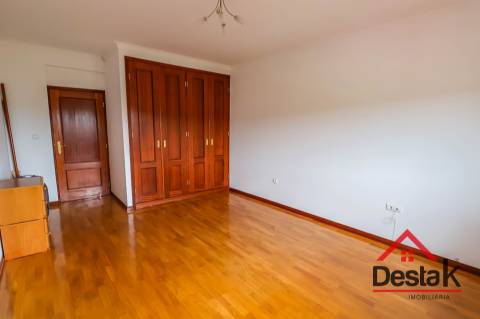 Moradia Geminada V4 – Conforto, Espaço e Tranquilidade a Minutos da Cidade!