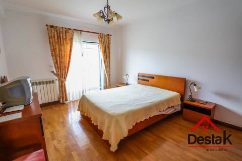 Moradia Geminada V4 – Conforto, Espaço e Tranquilidade a Minutos da Cidade!