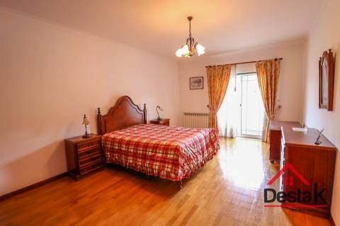 Moradia Geminada V4 – Conforto, Espaço e Tranquilidade a Minutos da Cidade!