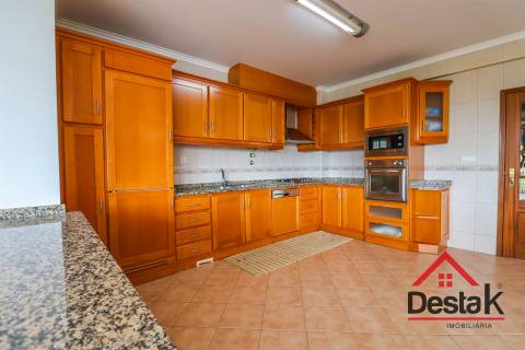 Moradia Geminada V4 – Conforto, Espaço e Tranquilidade a Minutos da Cidade!