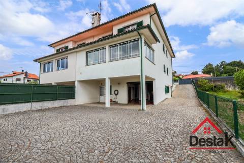 Moradia Geminada V4 – Conforto, Espaço e Tranquilidade a Minutos da Cidade!