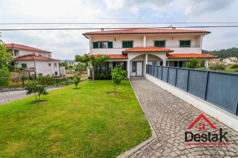 Moradia Geminada V4 – Conforto, Espaço e Tranquilidade a Minutos da Cidade!