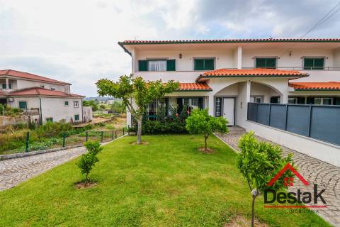 Moradia Geminada V4 – Conforto, Espaço e Tranquilidade a Minutos da Cidade!