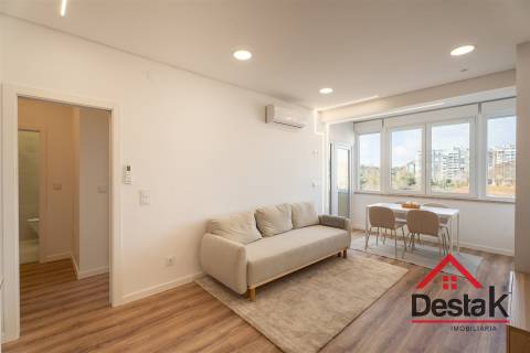 Apartamento T1 totalmente remodelado em Benfica