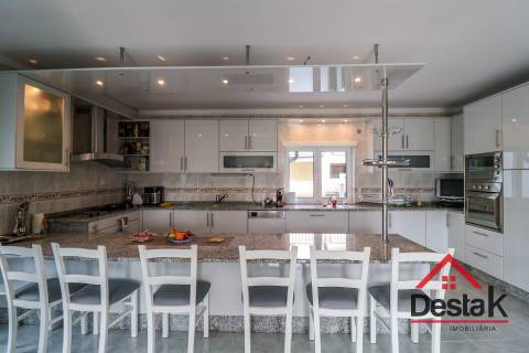 Moradia T4 com piscina para venda em Viseu