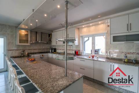 Moradia T4 com piscina para venda em Viseu