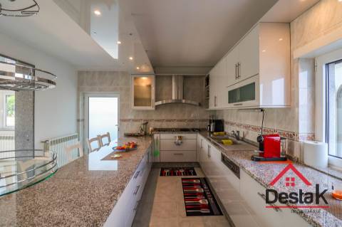 Moradia T4 com piscina para venda em Viseu