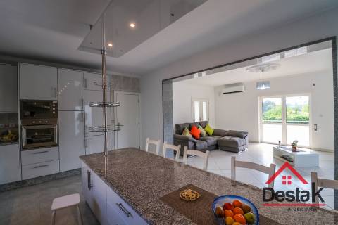 Moradia T4 com piscina para venda em Viseu