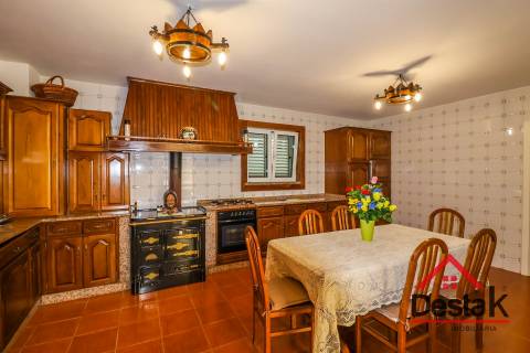 Moradia T4 com piscina para venda em Viseu