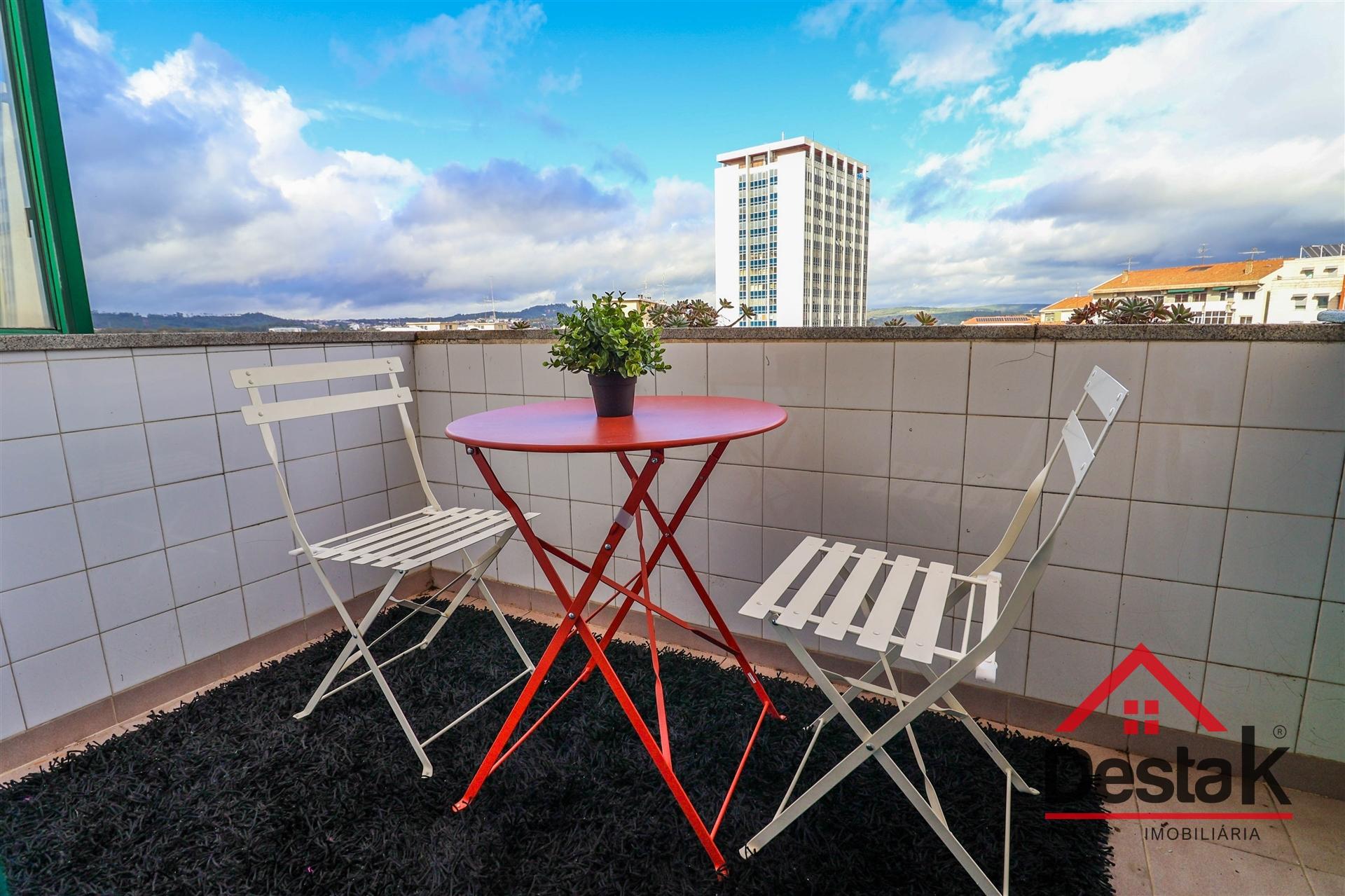 Apartamento T1 na Av. Alberto Sampaio