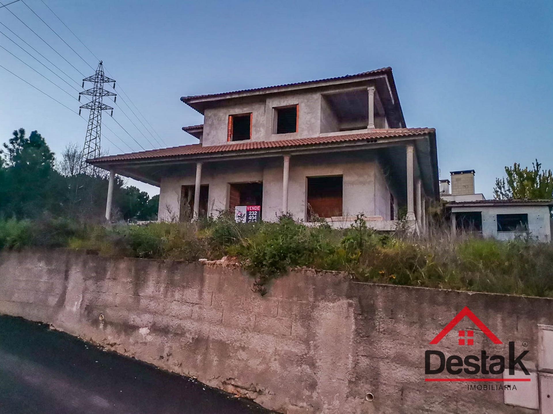 Terreno com moradia em construção situado em Viseu