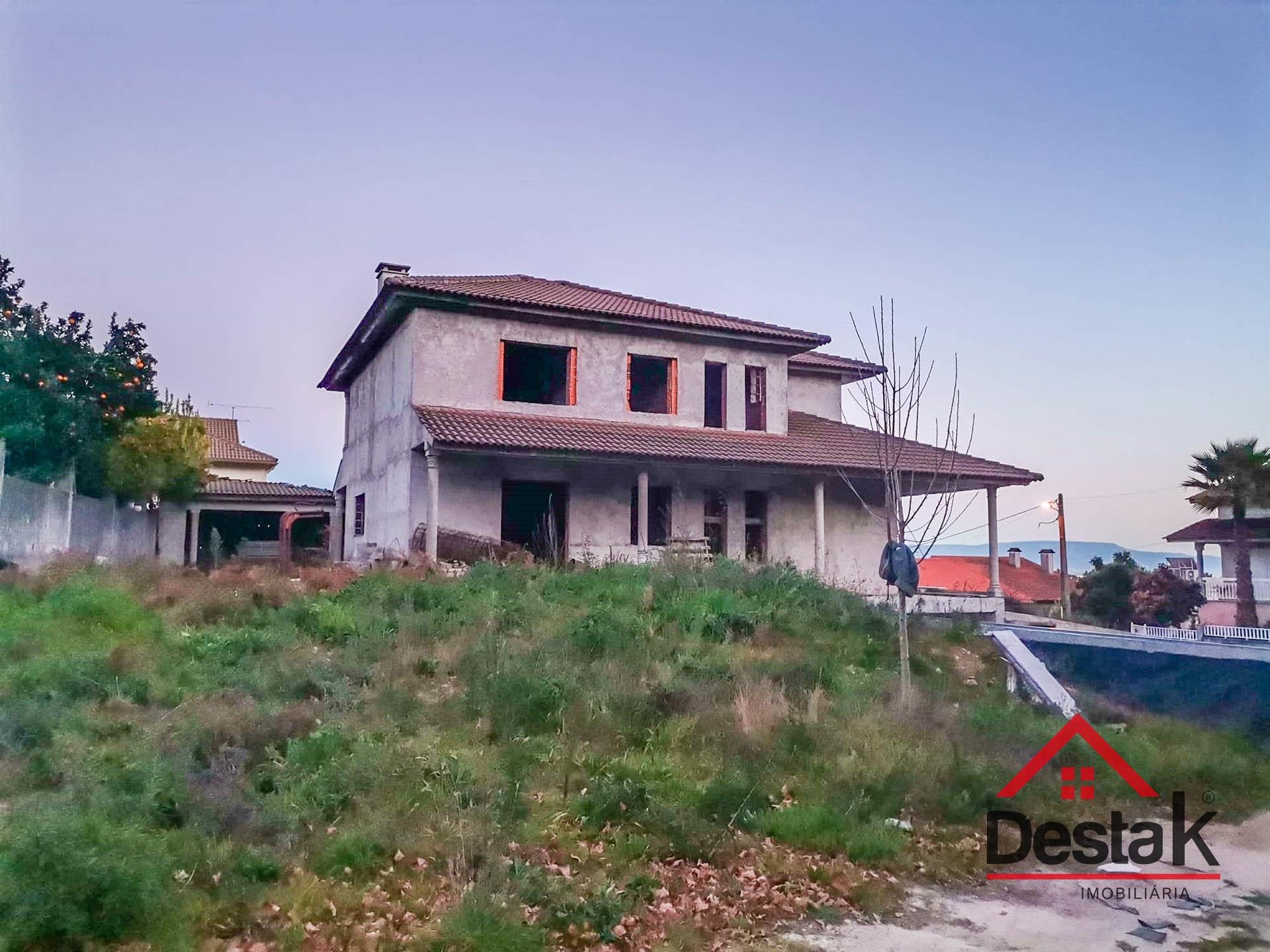 Terreno com moradia em construção situado em Viseu