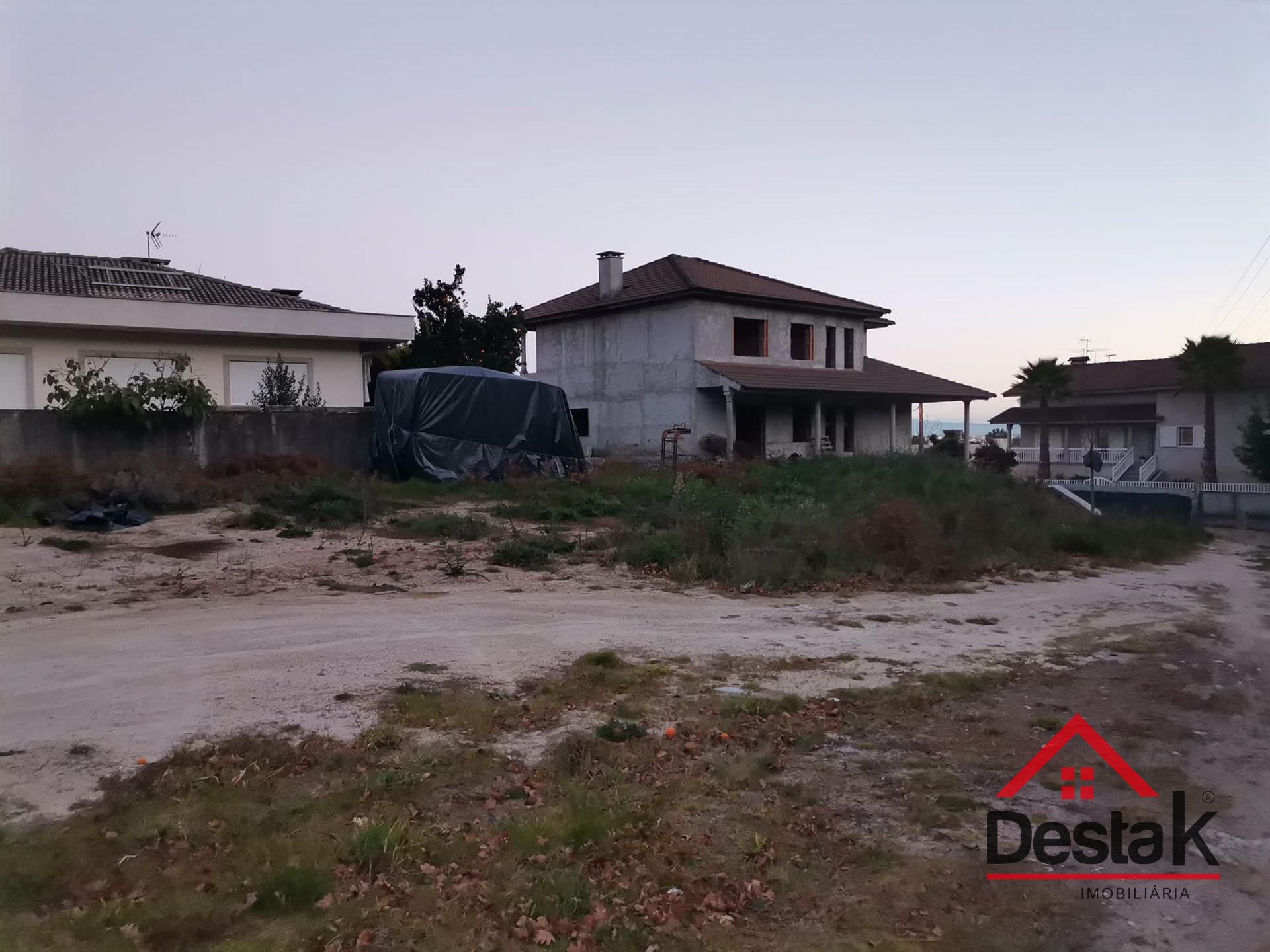 Terreno com moradia em construção situado em Viseu