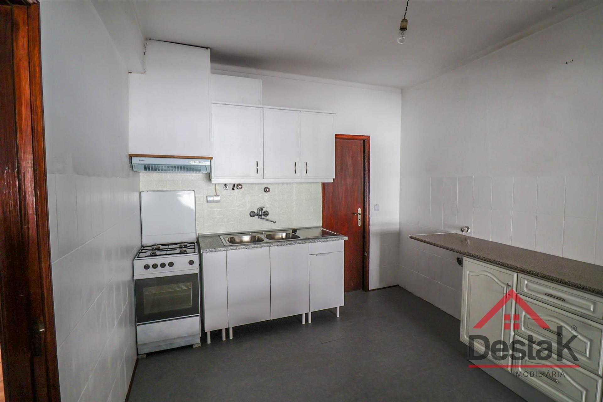 Andar moradia T2 situado em Orgens