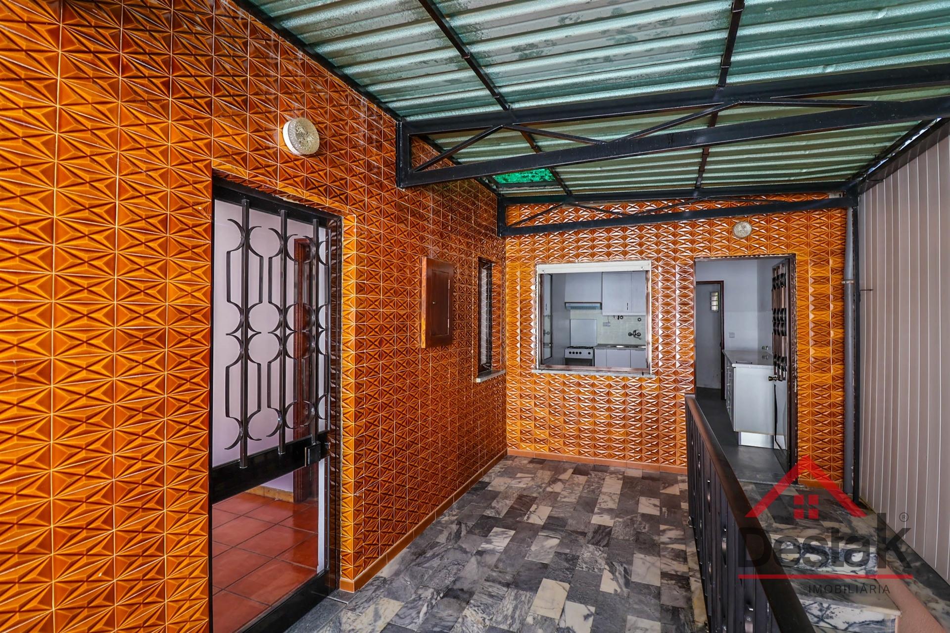 Andar moradia T2 situado em Orgens