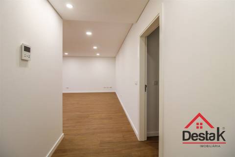 Apartamento T3 para arrendamento junto ao Palácio do Gelo