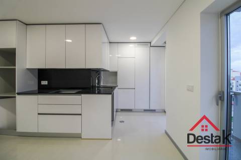 Apartamento T3 para arrendamento junto ao Palácio do Gelo