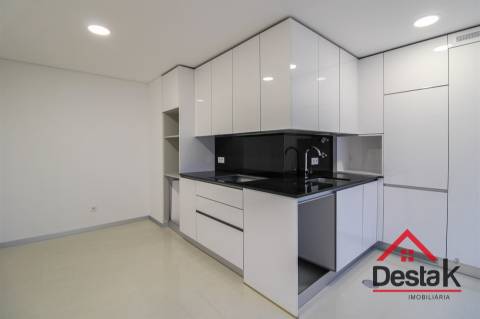 Apartamento T3 para arrendamento junto ao Palácio do Gelo