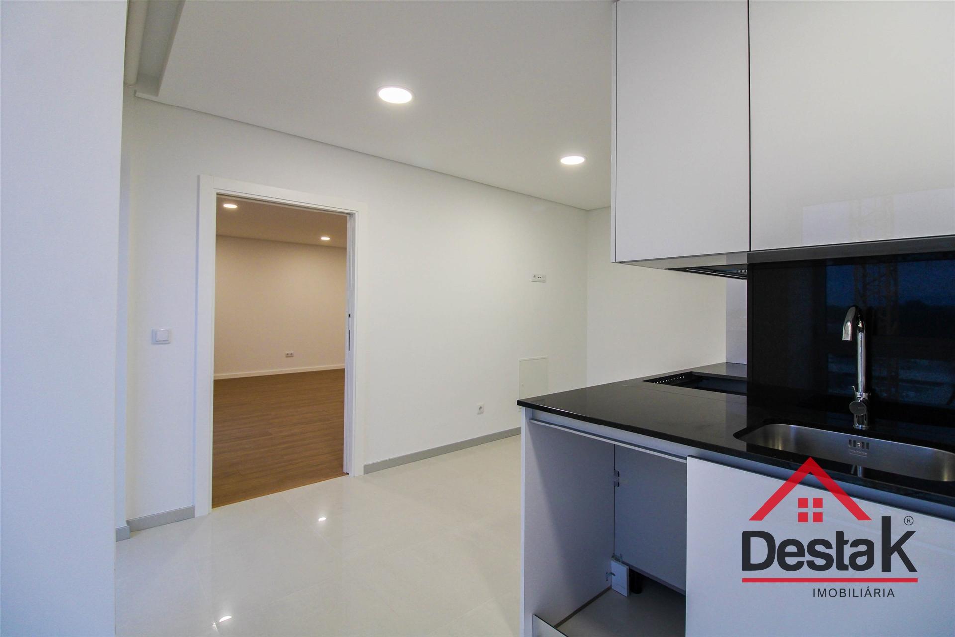 Apartamento T3 para arrendamento junto ao Palácio do Gelo