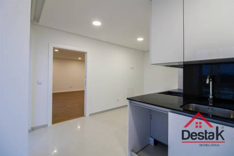 Apartamento T3 para arrendamento junto ao Palácio do Gelo