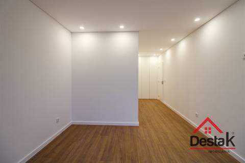 Apartamento T3 para arrendamento junto ao Palácio do Gelo