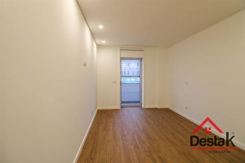 Apartamento T3 para arrendamento junto ao Palácio do Gelo