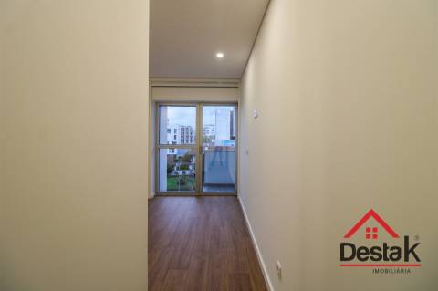 Apartamento T3 para arrendamento junto ao Palácio do Gelo