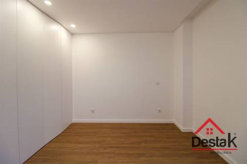 Apartamento T3 para arrendamento junto ao Palácio do Gelo