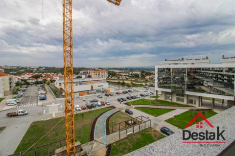 Apartamento T3 para arrendamento junto ao Palácio do Gelo