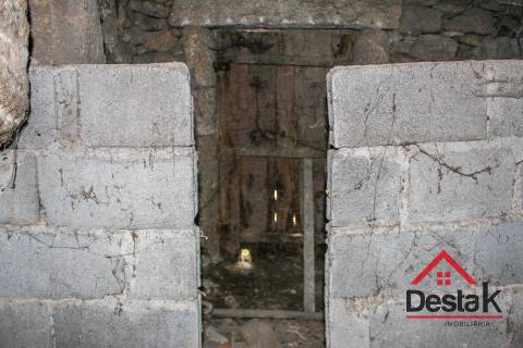 Moradia T1 para restaurar em Viseu