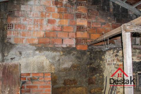 Moradia T1 para restaurar em Viseu