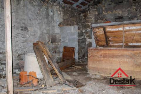 Moradia T1 para restaurar em Viseu