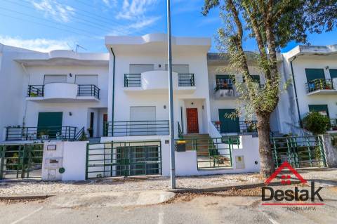 Moradia em Banda V4 situada em Santo Estevão