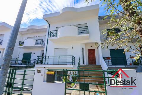 Moradia em Banda V4 situada em Santo Estevão