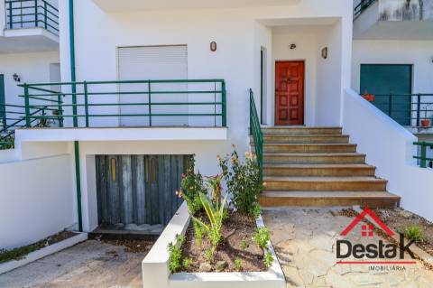 Moradia em Banda V4 situada em Santo Estevão