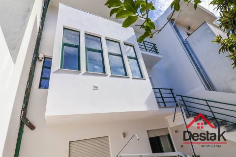 Moradia em Banda V4 situada em Santo Estevão