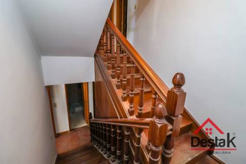 Moradia em Banda V4 situada em Santo Estevão