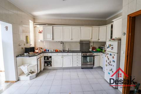 Moradia em Banda V4 situada em Santo Estevão