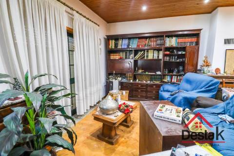 Moradia em Banda V4 situada em Santo Estevão