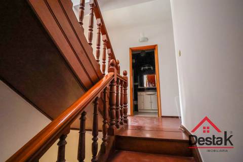 Moradia em Banda V4 situada em Santo Estevão