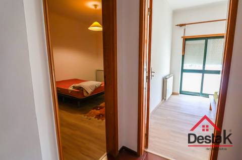 Moradia em Banda V4 situada em Santo Estevão