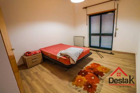 Moradia em Banda V4 situada em Santo Estevão