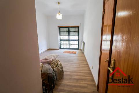 Moradia em Banda V4 situada em Santo Estevão