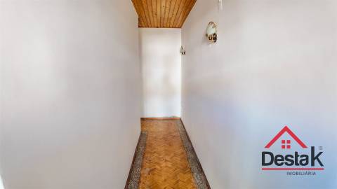 Moradia em Banda V4 situada em Santo Estevão